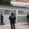 4 agentes da Policia Federal em frente a uma casa, prontos para cumprir um mandado de prisão