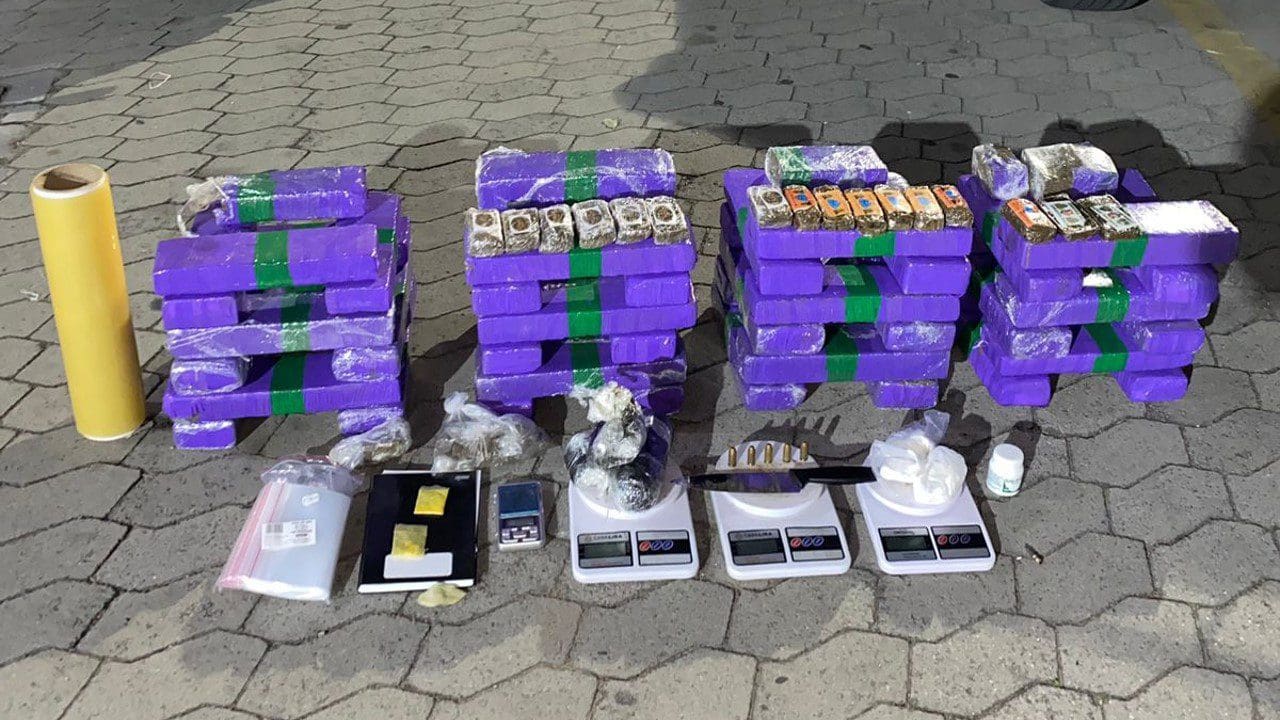 No chão do patio da Guarda Serra 48 tabletes de maconha, foram encontradas 16 barras de maconha do tipo paquistanesa, 3 unidades de cocaína, conhecida como escama de peixe, 3 unidades de haxixe, 5 munições de calibre .40, 2 balanças de precisão e material para embalar as drogas.