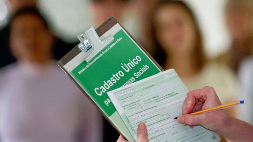 Bolsa Família: moradores de Jacaraípe têm oportunidade de regularizar CadÚnico Pessoa com prancheta na mão enquanto preenche dados do CadÚnico