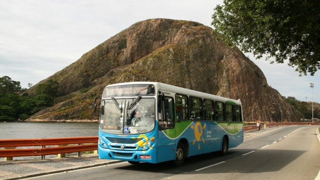 Ônibus Transcol em linha de Vitória