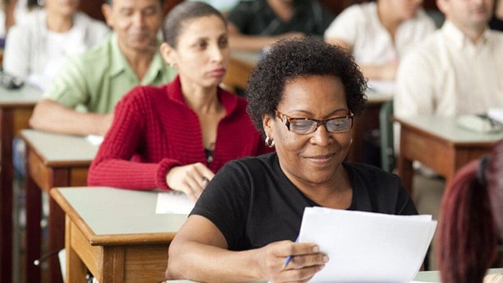 Alunos do EJA em sala de aula