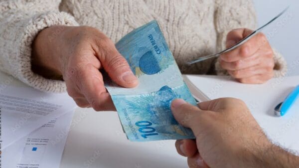 Foto de uma pessoa emprestando dinheiro a outra