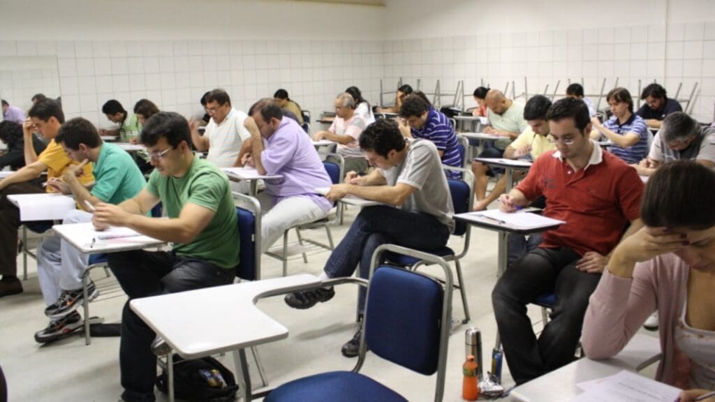 Foto de pessoas realizando prova para concurso