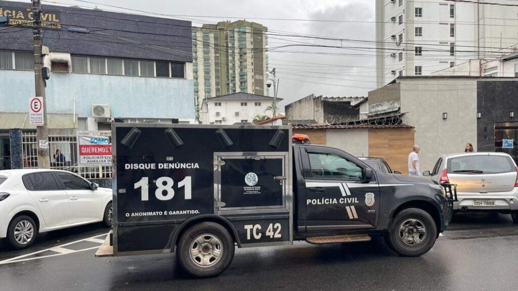 Fachada IML Vitória com veículo Rabecão da Polícia Civil