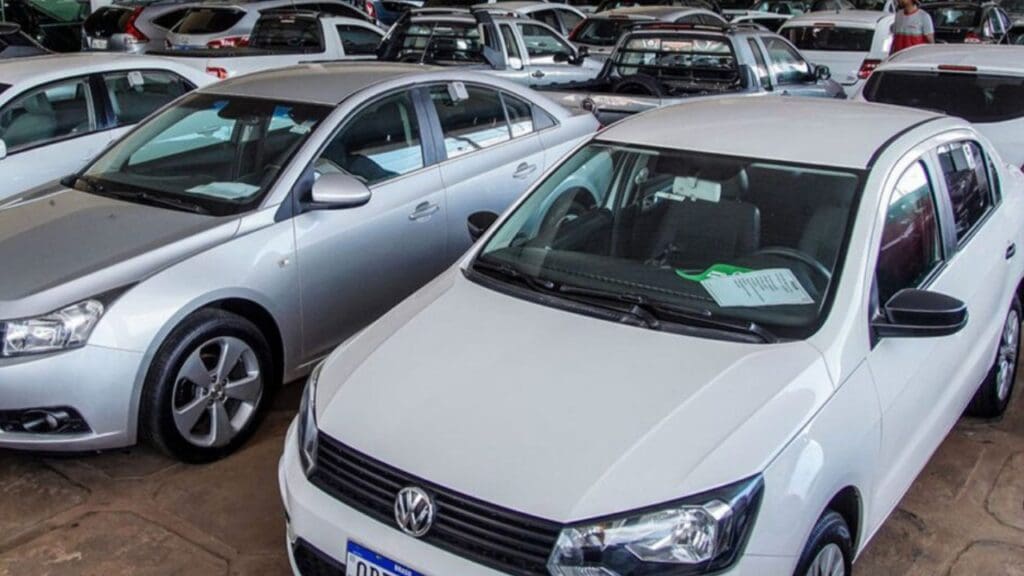 Foto de carros localizado em garagem de concessionária