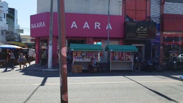 Avenida Central de Laranjeiras, na cidade da Serra, com vendedores ambulantes exibindo suas novas barracas em frente às lojas Foto: SN/John Thomsen