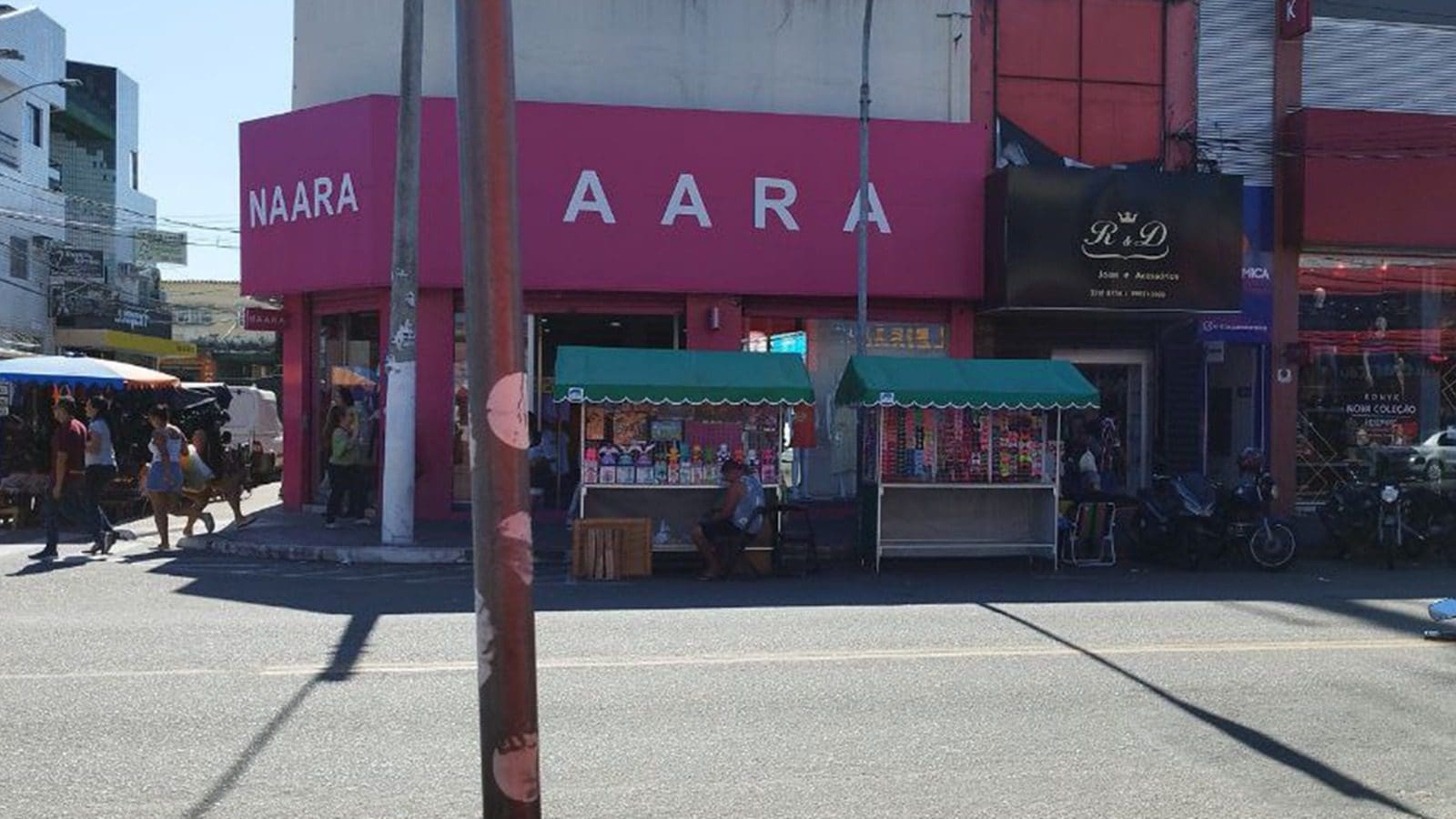 Avenida Central de Laranjeiras, na cidade da Serra, com vendedores ambulantes exibindo suas novas barracas em frente às lojas Foto: SN/John Thomsen