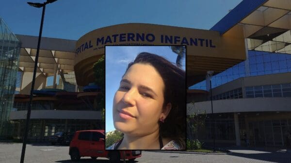 Foto de Shirley Carla Pereira na fachada do Hospital Materno Infantil da Serra