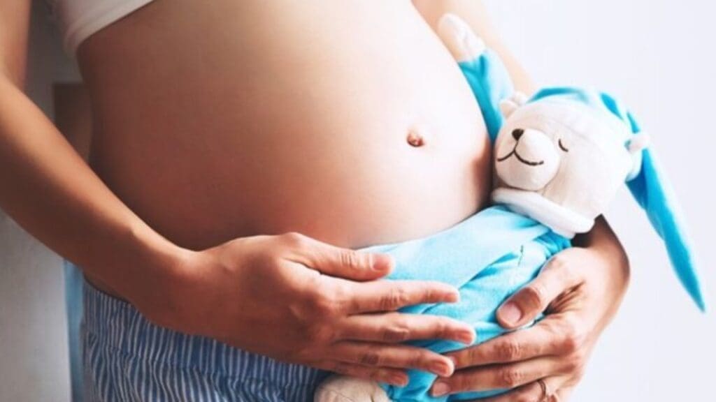 Foto de uma mãe adolescente com um coelho na mão