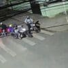Imagem de uma câmera de segurança flagra 4 assaltantes parados em três motocicletas, parado em um cruzamento