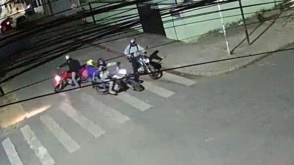 Imagem de uma câmera de segurança flagra 4 assaltantes parados em três motocicletas, parado em um cruzamento