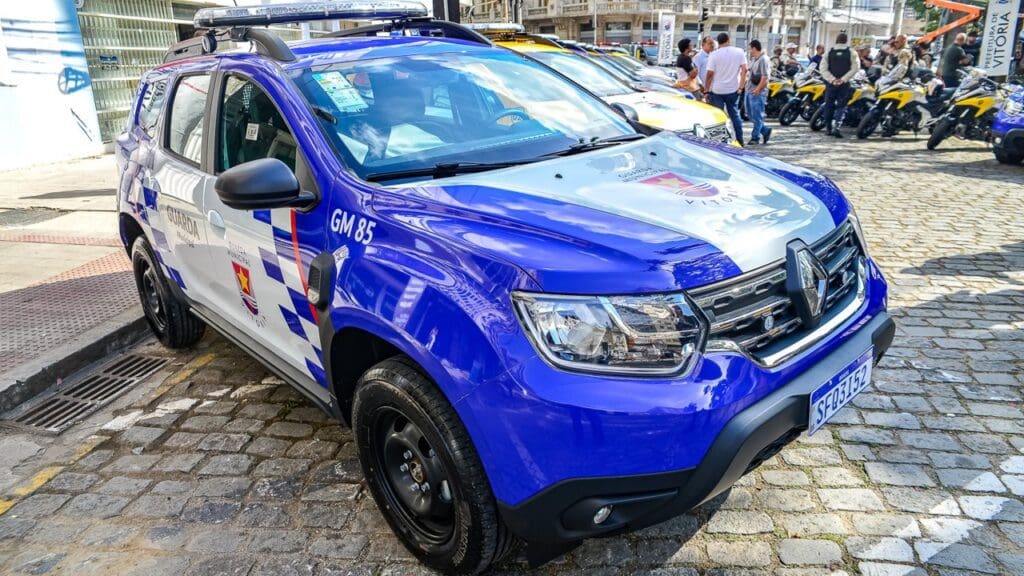 Uma viatura da Guarda de Vitória estacionada em uma rua de paralelepipedo