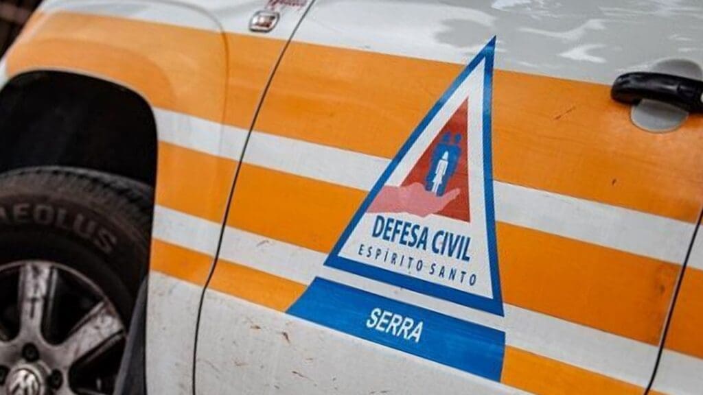 Uma viatura da Defesa Civil da Serra estacionada