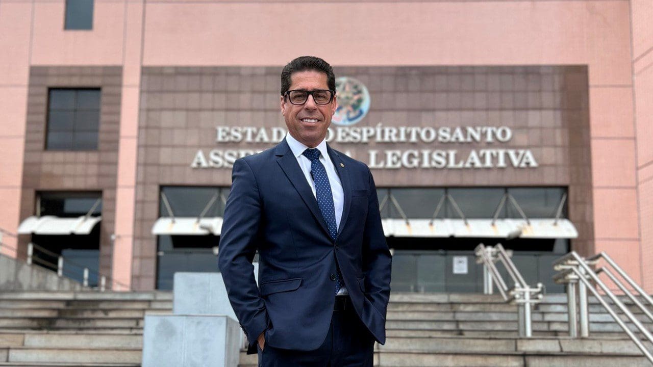 Marcelo Santos Presidente da (ALES), em frente à sede da Assembleia Legislativa do Espírito Santo