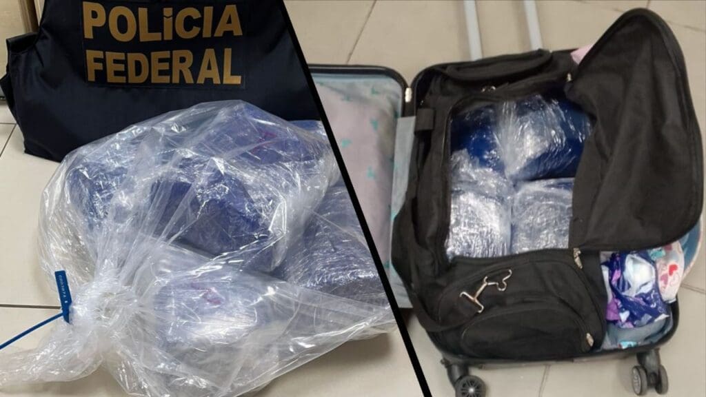 Arte com 2 imagens na primeira um saco sobre com 10 kg de drogas no chão e no fundo um colete da Polícia Federal em pé encostado na parede.