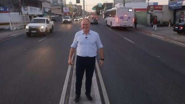 Foto do governador no meio da Avenida Abido Saadi