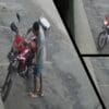 Arte com três imagens, na primeira homem enfiando uma chave micha na ignição da motocicleta, na segunda imagem sujeito em cima da motocicleta após fazer uma ligação direta com a micha e na terceira imagem o mesmo individuo so que desta vez arrancando com a motocicleta