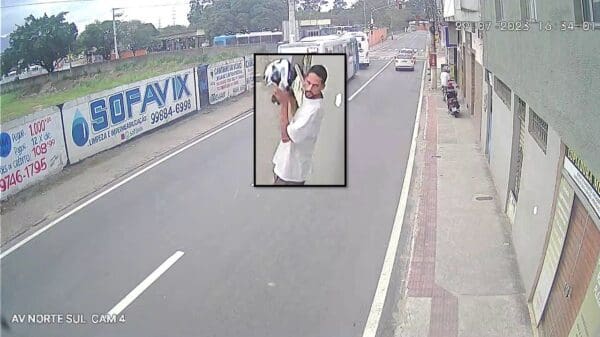 Arte com duas imagens, um com a avenida Norte Sul, proximo ao terminal Carapina, um homem furtando uma motocicleta, e centralizada a foto do rosto do homem que furtou a motocicleta.