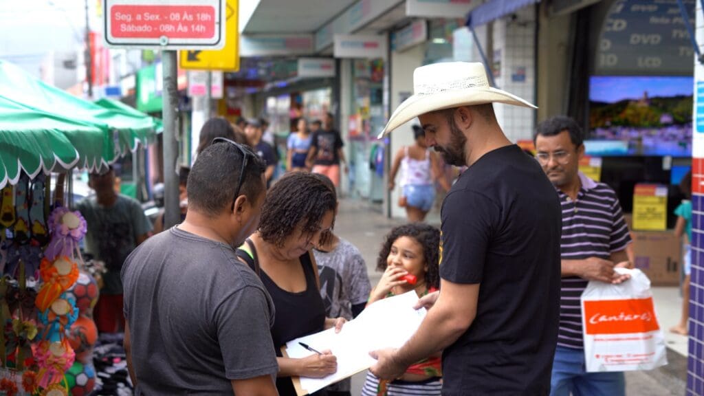 Deputado Pablo Muribeca, colhendo assinatura em Laranjeiras