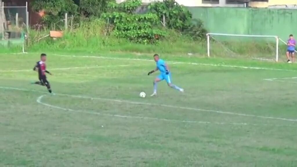 Goleiro do Capixaba entregando gol para o Serra FC