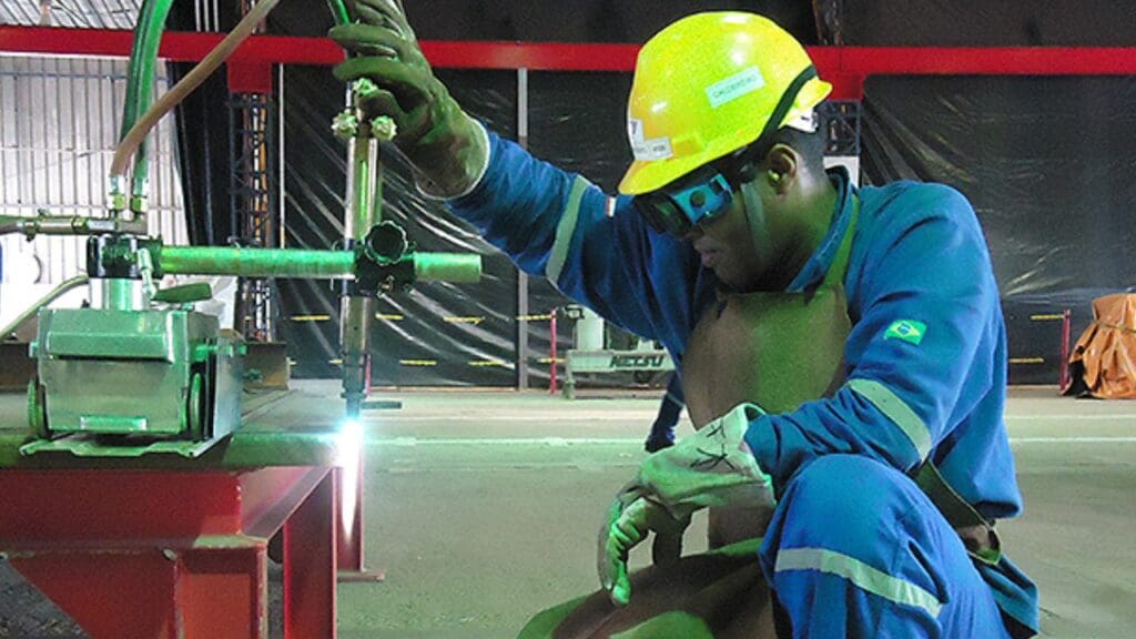 Foto de uma pessoa manuseando o serviço na área de caldeireiro