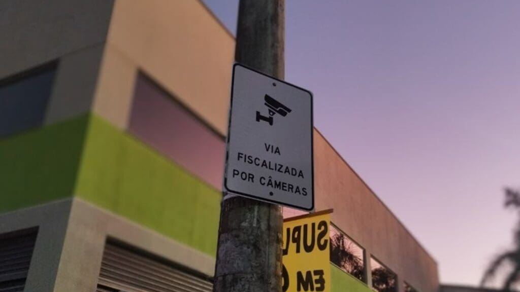 Você é a favor de multar de trânsito por meio das câmeras da prefeitura de Serra? 77% dos votantes são contra