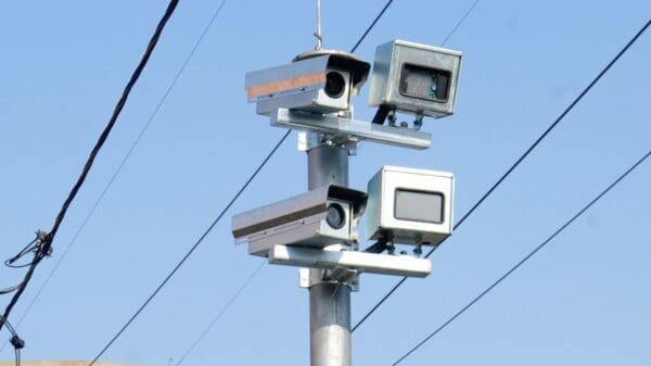 Foto de dois radares de estrada alocados em um poste