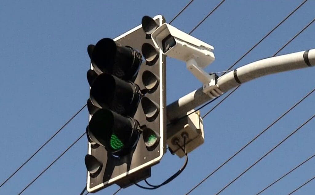 Câmera acoplada ao semáforo que pode ser usada para aplicar multas.