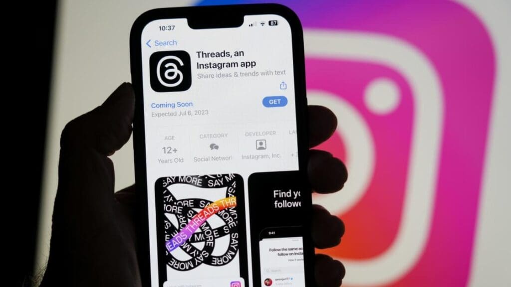Entenda por que não é possível deletar sua conta no Threads sem excluir o Instagram Foto de uma pessoa acessando o aplicativo Threads