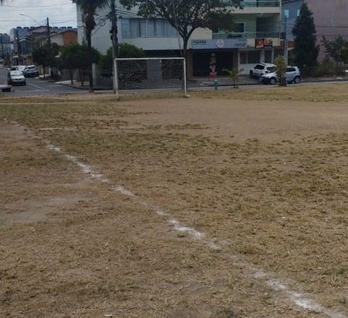 Campo de futebol na praça central de Colina de Laranjeiras