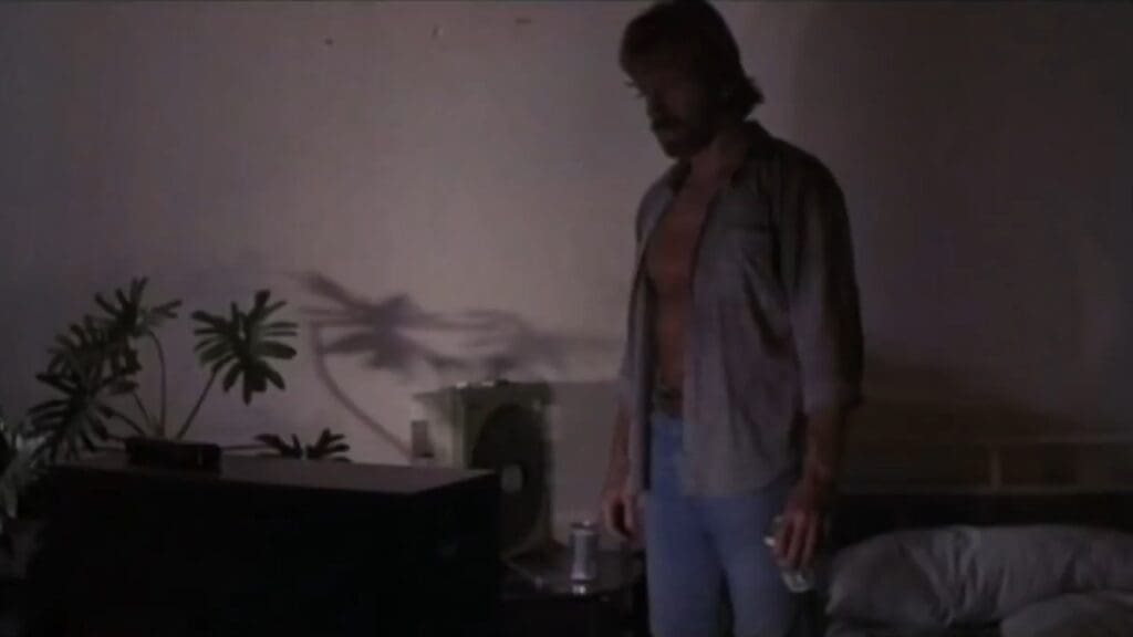 Chuck Noris encarando a TV meme