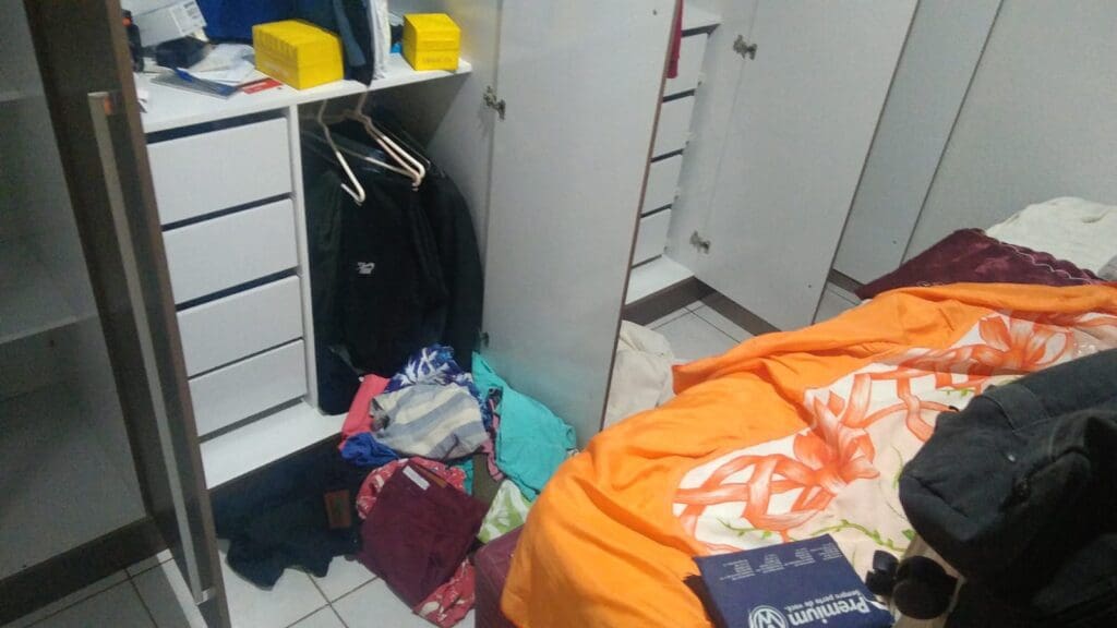 Imagens do interior da casa revirado após ação dos agentes