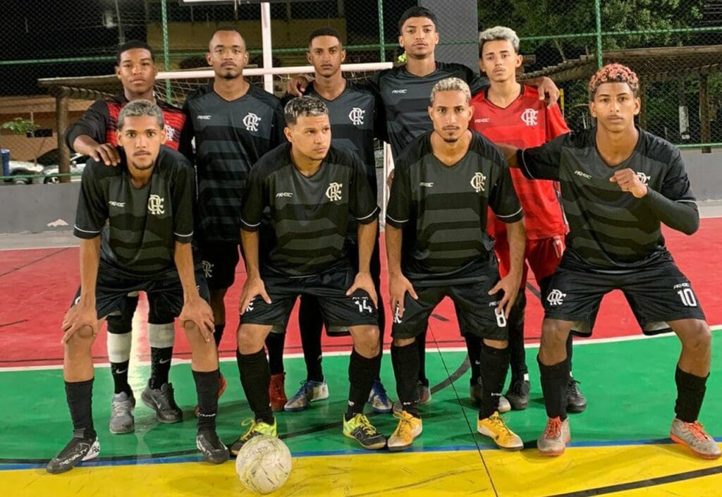 Elenco do Flamengo Futsal reunidos posando para a foto