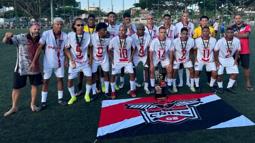 Time de moradores de Planalto Serrano conquista dois títulos de futebol no ES Elenco do Os Crias reunido em campo