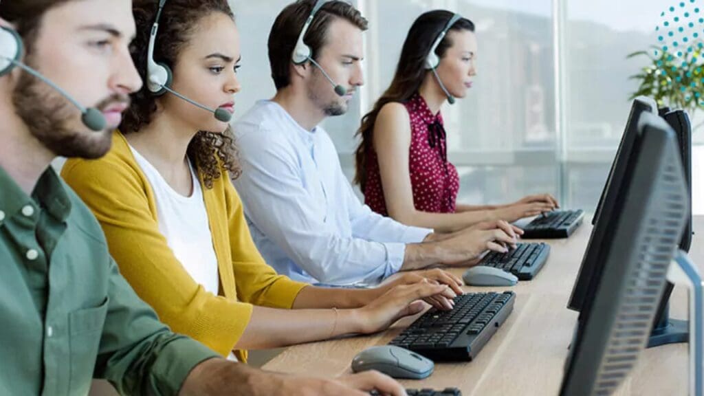 Foto de pessoas trabalhando como operador de telemarketing