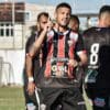 Jogador Gugu celebra gol com a camisa do Serra FC