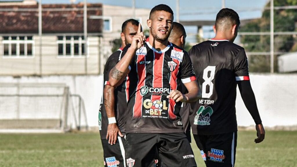 Jogador Gugu celebra gol com a camisa do Serra FC
