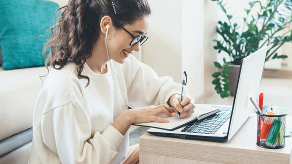 Foto de uma jovem realizando o curso da FGV pelo computador