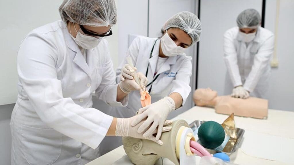 Foto de alunos realizando procedimentos na área de enfermagem