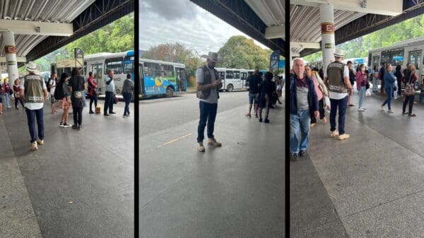 Um leitor do Serra Noticiário flagrou o deputado circulando pelo terminal, fiscalizando os ônibus e conversando com passageiros