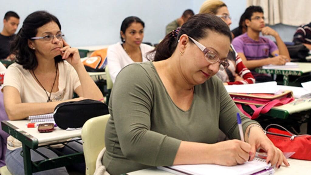 Foto de estudantes da EJA