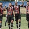 Elenco do Serra FC comemora gol em campo pela Copa ES