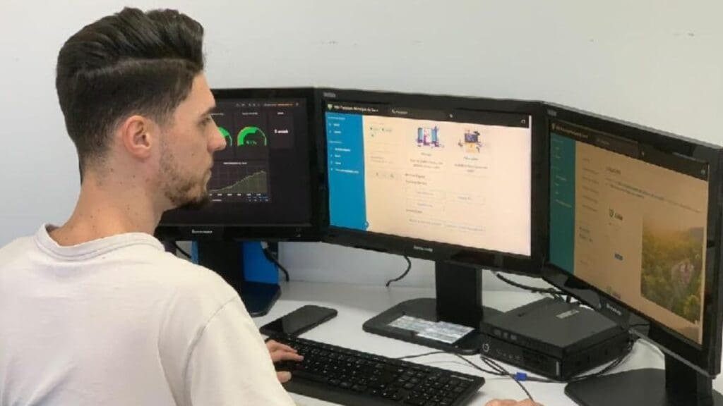 Foto de um usuário mexendo no WikiSerra