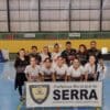 Time de Futsal postado em quadra da Serra