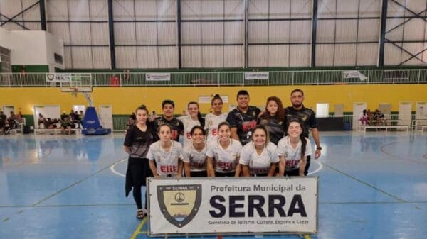 Time de Futsal postado em quadra da Serra