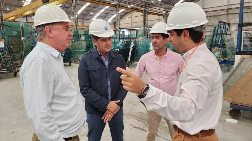 Viminas investe R$50 milhões em inovação e tecnologia para expansão e criação de empregos na Serra Ricardo Ferraço - Vice-governador e demais colaboradores da Viminas