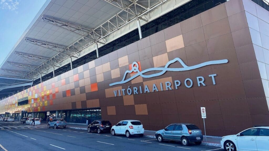 Aeroporto de Vitória registra movimento recorde no primeiro semestre de 2023 Entrada do aeroporto de Vitória