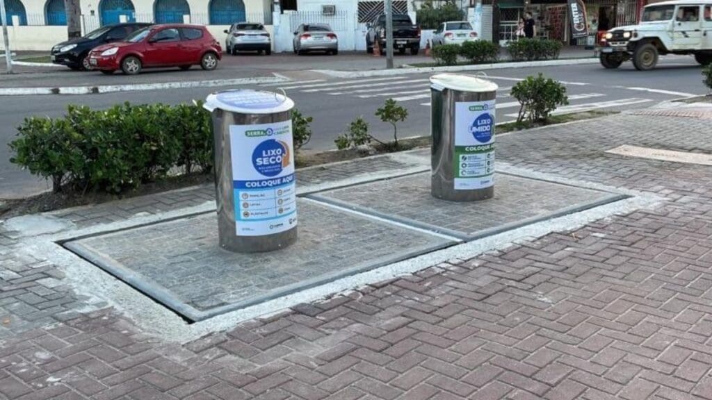 Prefeitura instala novas lixeiras inteligentes e subterrâneas em Serra sede Foto das duas lixeiras que foram instaladas na Serra Sede