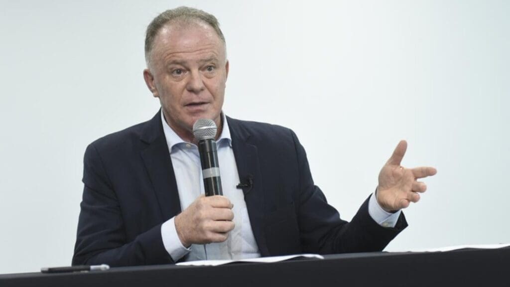 Renato Casagrande discursando em evento político