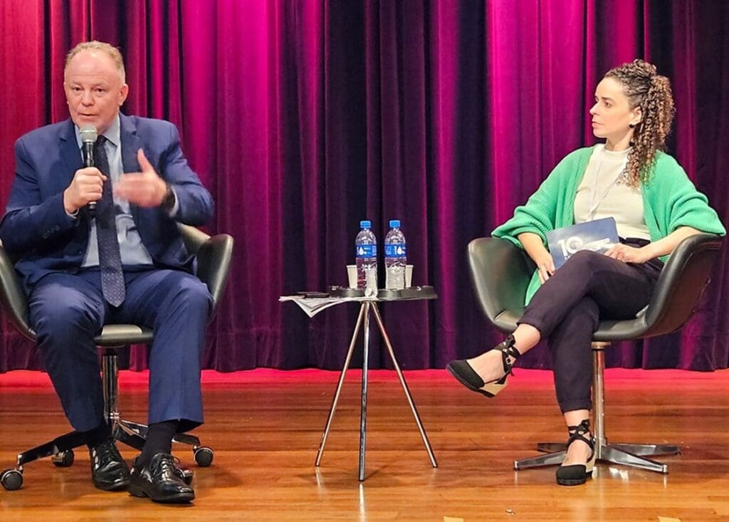 Renato Casagrande falando durante evento realizado em São Paulo